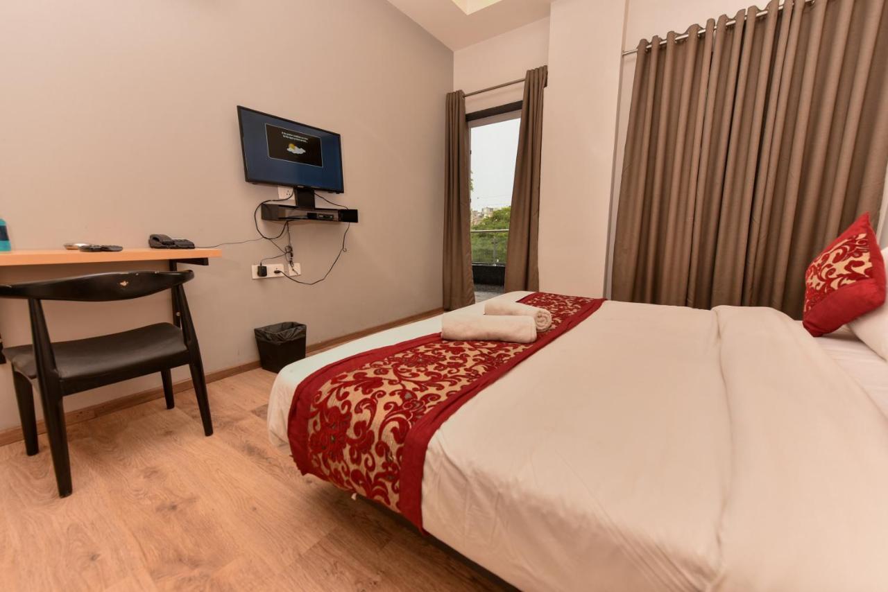 Hotel Red Saffron New Delhi Bagian luar foto