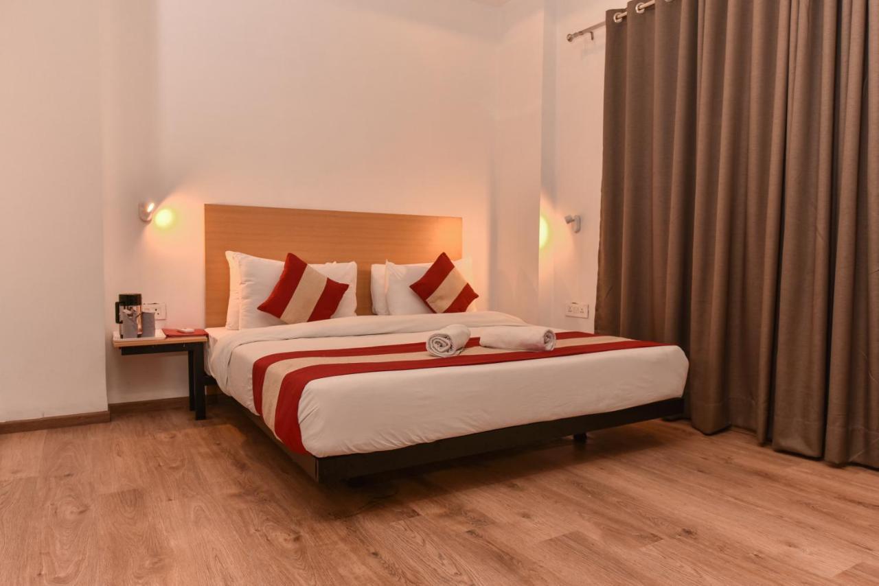 Hotel Red Saffron New Delhi Bagian luar foto