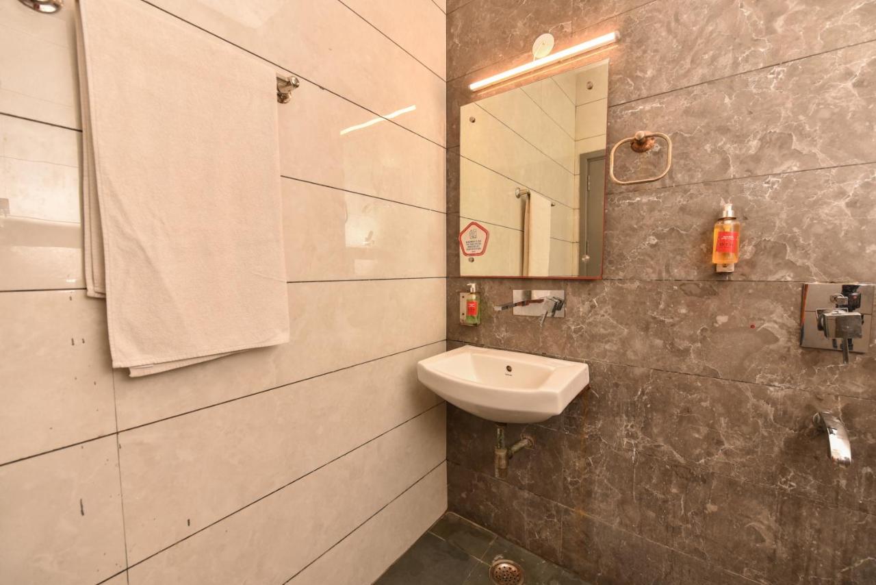 Hotel Red Saffron New Delhi Bagian luar foto