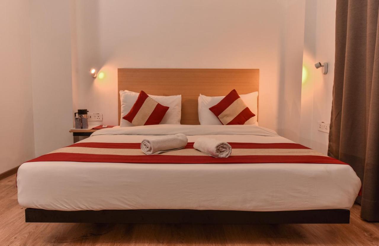 Hotel Red Saffron New Delhi Bagian luar foto