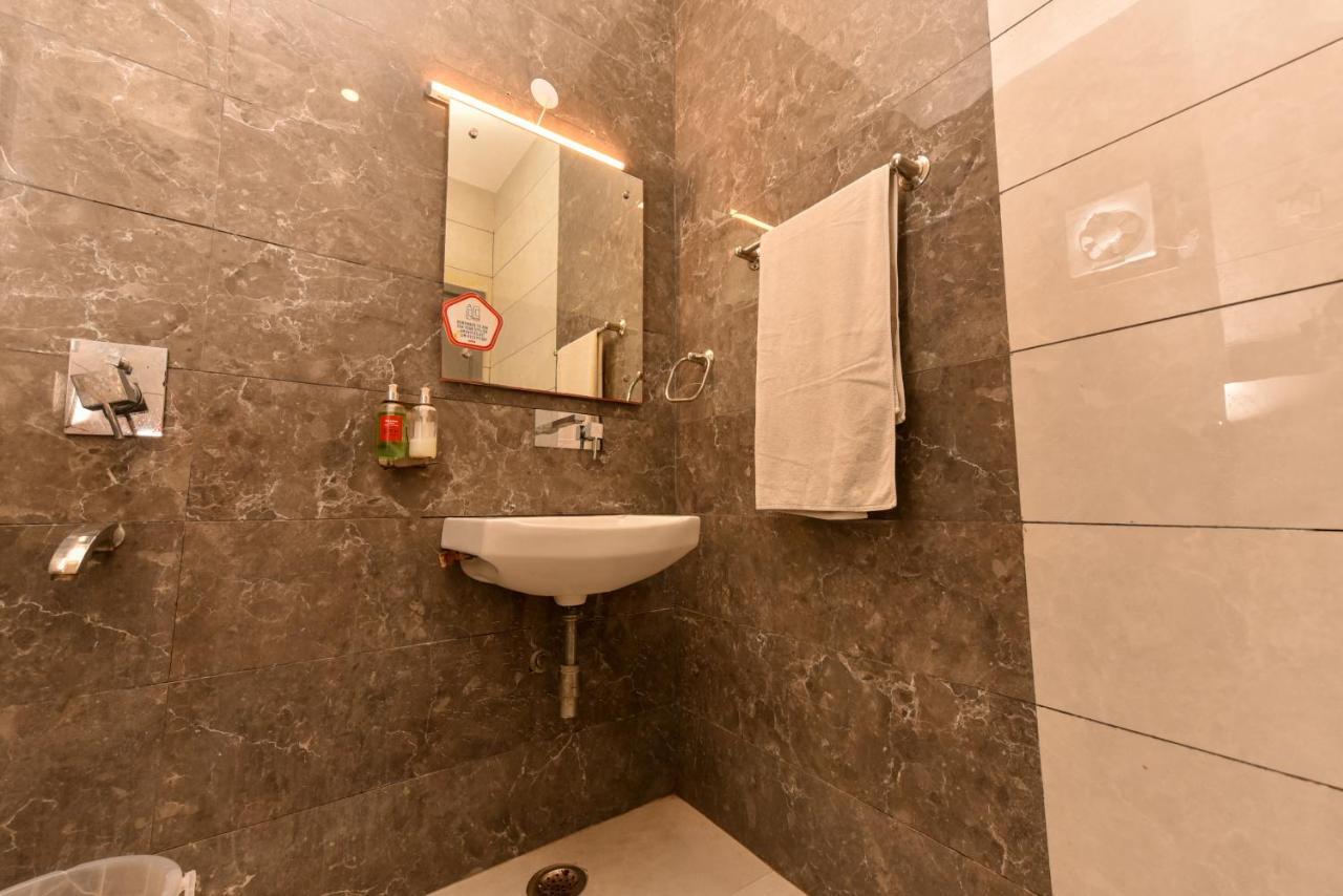 Hotel Red Saffron New Delhi Bagian luar foto