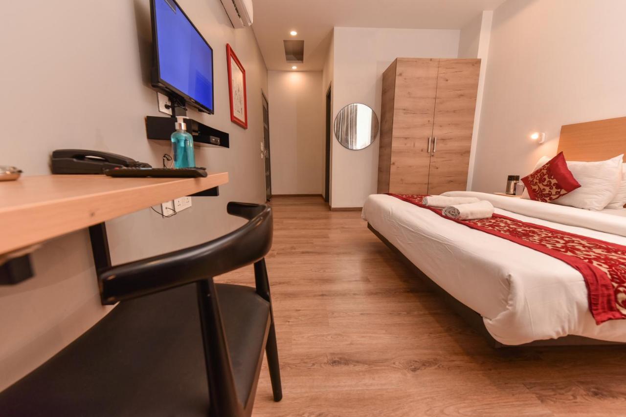 Hotel Red Saffron New Delhi Bagian luar foto