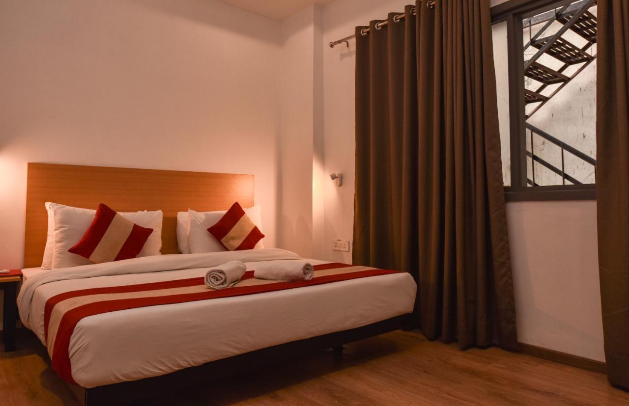 Hotel Red Saffron New Delhi Bagian luar foto
