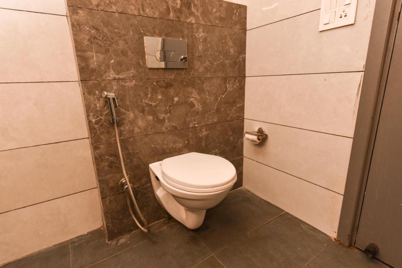 Hotel Red Saffron New Delhi Bagian luar foto