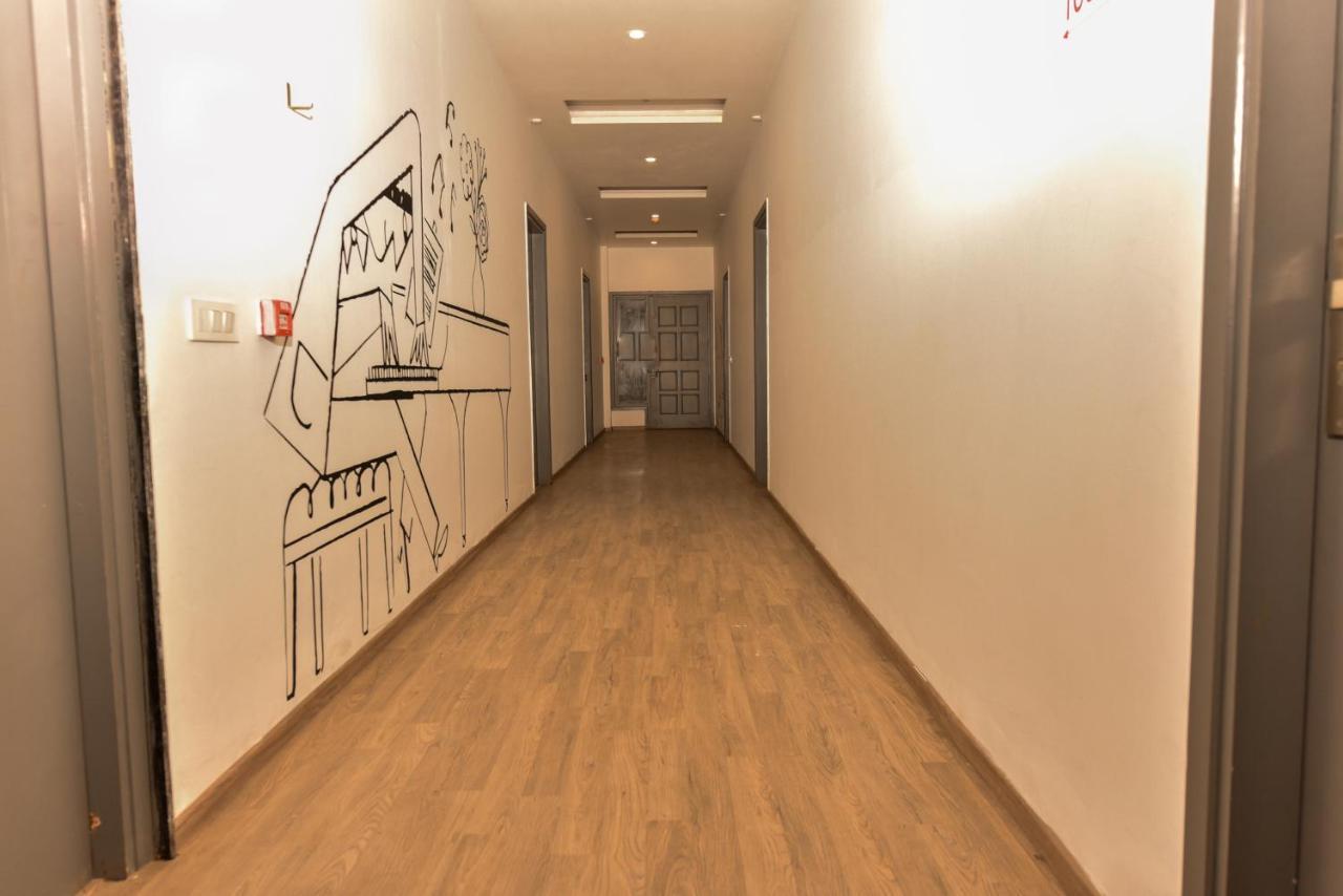 Hotel Red Saffron New Delhi Bagian luar foto
