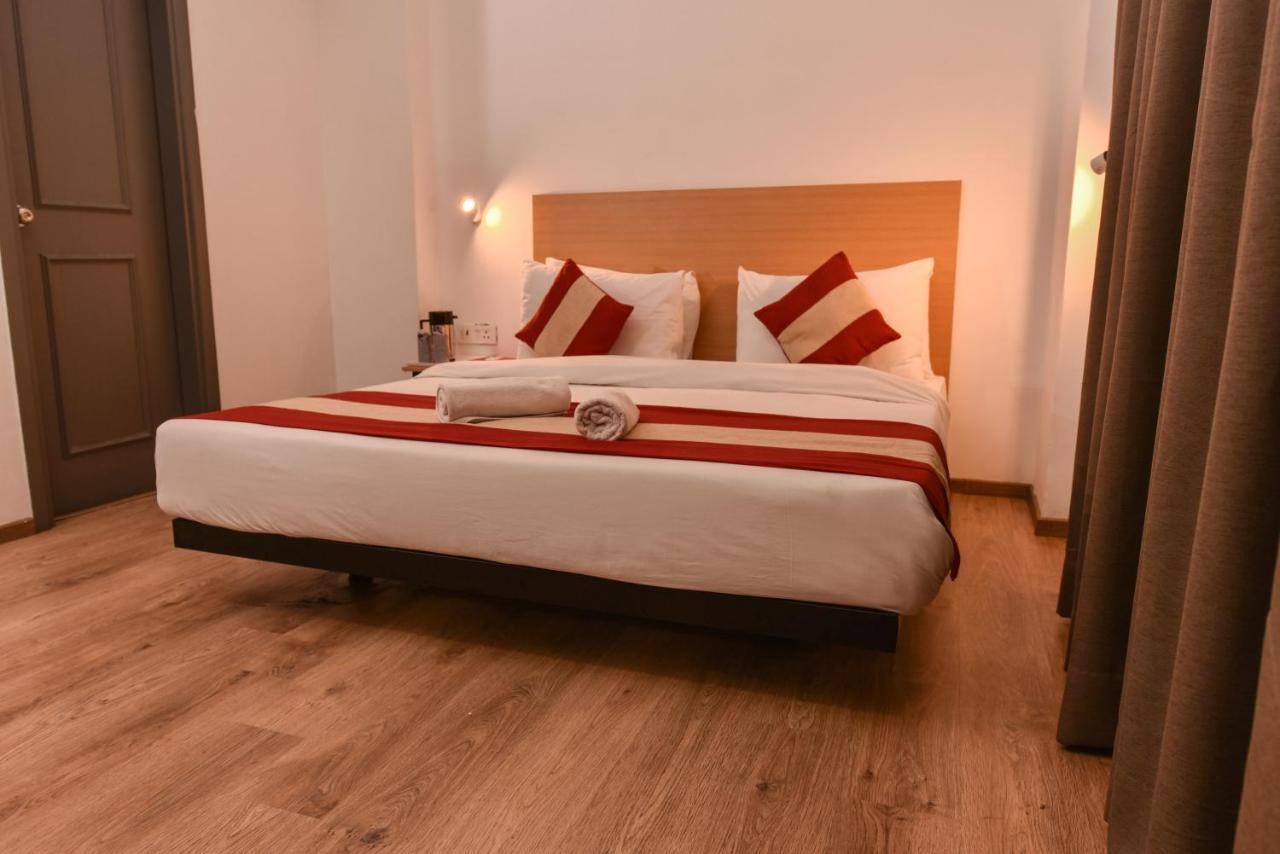 Hotel Red Saffron New Delhi Bagian luar foto