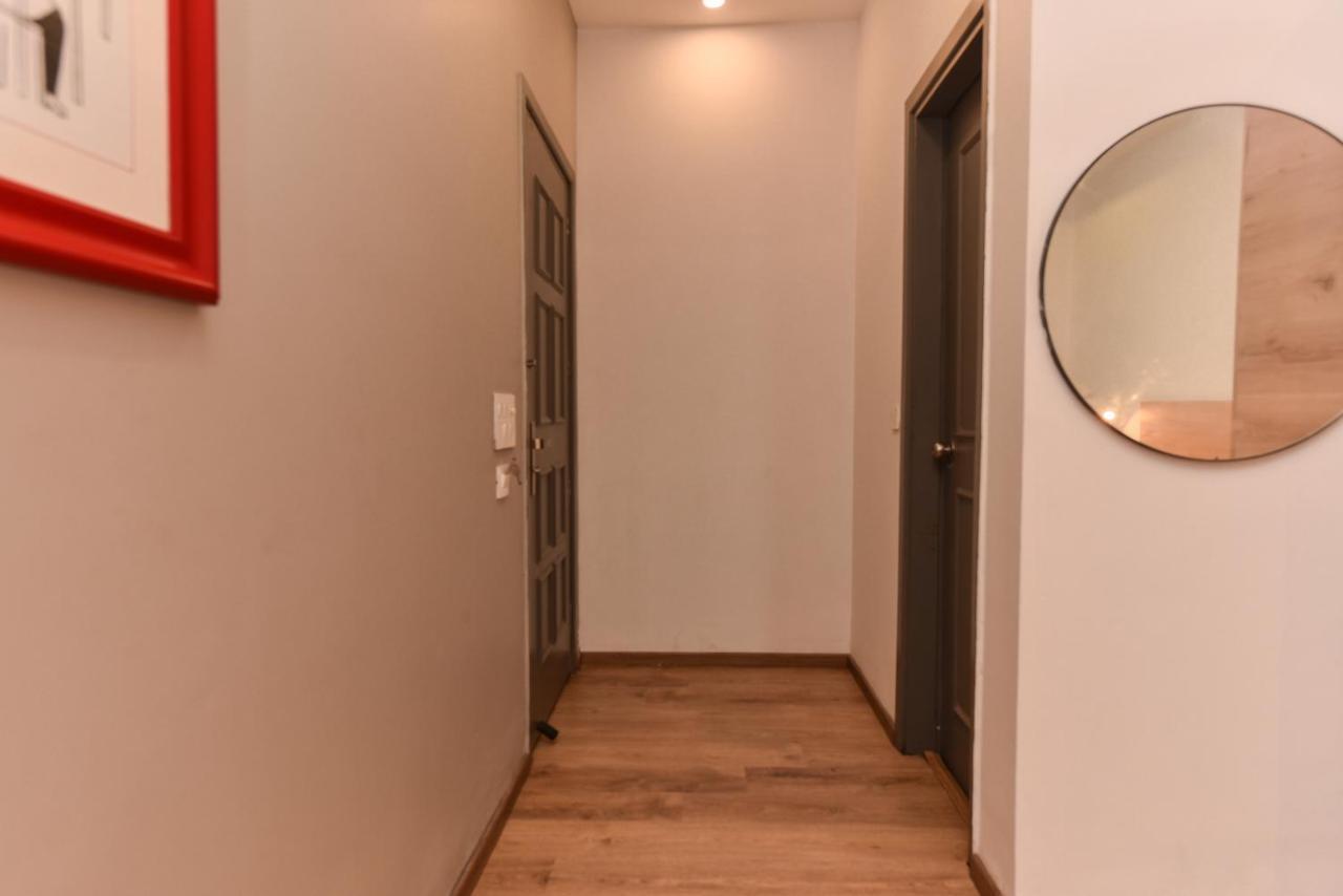 Hotel Red Saffron New Delhi Bagian luar foto
