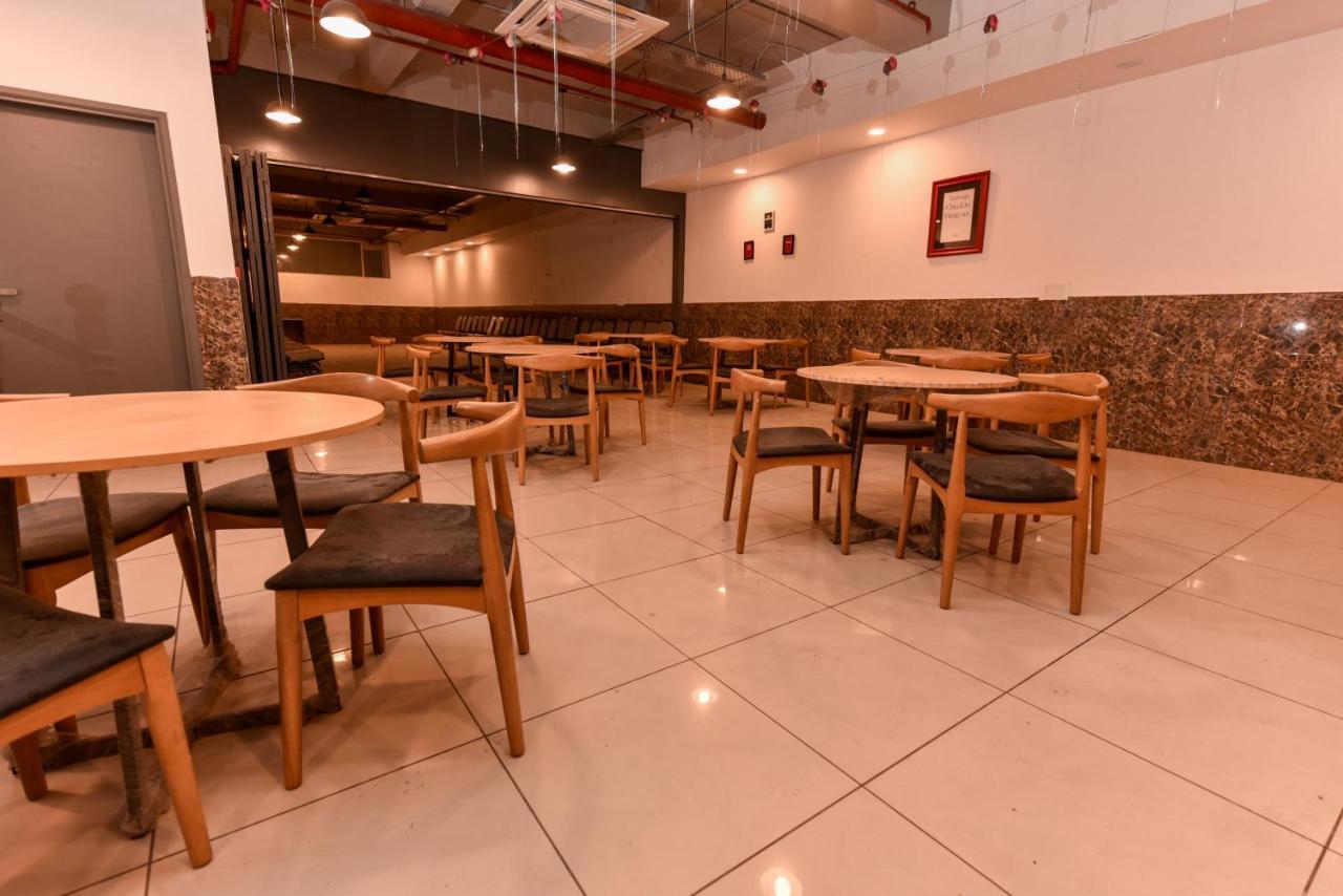 Hotel Red Saffron New Delhi Bagian luar foto
