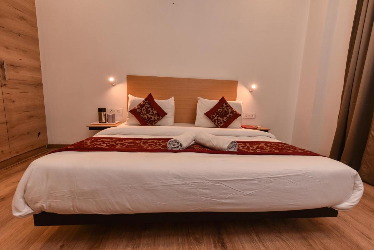 Hotel Red Saffron New Delhi Bagian luar foto